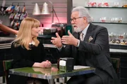 Melissa Rauch als Abby Stone und John Larroquette als Dan Fielding