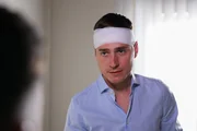 Easy ist zutiefst verletzt, als Ringo (Timothy Boldt) es vehement ablehnt, mit ihm nach Hause zu kommen. Easy ist zutiefst verletzt, als Ringo (Timothy Boldt) es vehement ablehnt, mit ihm nach Hause zu kommen.