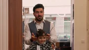 Noyan l&auml;sst sich von seinem Papa die Haare schneiden.