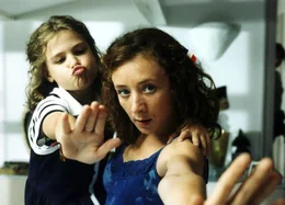 7. Eigentlich sollte Laurence, das au-pair-M&auml;dchen aus Frankreich (Sylvie Testud) mit P&uuml;nktchen (Elea Geissler) franz&ouml;sisch lernen. Aber auch sie ist zu jedem Unfug bereit und verliebt sich obendrein in einen jungen Mann, in den sie sich besser nicht verliebt h&auml;tte.