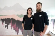 Stefanie Teichert und Marcus Hesmert vor einer gestalteten Wand in einem Wohnhaus in Mayschoß an der Ahr. Stefanie Teichert und Marcus Hesmert vor einer gestalteten Wand in einem Wohnhaus in Mayschoß an der Ahr.