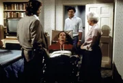 Jonathan (Michael Landon, l.) untersucht den apathischen George (Tim Choate), der entgegen den Erwartungen seines Bruders Paul (Joseph Culp, 2.v.r.) und seiner Mutter (Julianna McCarthy, r.) durchaus in der Lage ist, sie zu verstehen. Jonathan (Michael Landon, l.) untersucht den apathischen George (Tim Choate), der entgegen den Erwartungen seines Bruders Paul (Joseph Culp, 2.v.r.) und seiner Mutter (Julianna McCarthy, r.) durchaus in der Lage ist, sie zu verstehen.