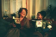 Martha (Barbara Focke, l.) und Bille (Kaddi Wandaogo, r.) verstehen sich auf Anhieb.