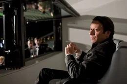 Dominic Greene (Mathieu Amalric) ist die treibende Kraft der mysteri&ouml;sen Organisation "Quantum" und veruscht, die totale Kontrolle &uuml;ber eine der wichtigsten nat&uuml;rlichen Ressourcen der Welt zu gewinnen.  +++ Die Verwendung des sendungsbezogenen Materials ist nur mit dem Hinweis und Verlinkung auf RTL+ gestattet. +++