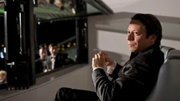 Dominic Greene (Mathieu Amalric) ist die treibende Kraft der mysteri&ouml;sen Organisation "Quantum" und veruscht, die totale Kontrolle &uuml;ber eine der wichtigsten nat&uuml;rlichen Ressourcen der Welt zu gewinnen.