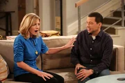Lyndsey (Courtney Thorne-Smith) kehrt aus der Entzugsklinik zurück und ist geschockt, als sie erfährt, dass Alan (Jon Cryer) und Walden verheiratet sind ... Lyndsey (Courtney Thorne-Smith) kehrt aus der Entzugsklinik zurück und ist geschockt, als sie erfährt, dass Alan (Jon Cryer) und Walden verheiratet sind ...