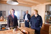 Evi Schnitte (Charlotte Crome, l.) wird von Paul Schott (Tim Wilde, M.) und Nele Fehrenbach (Floriane Daniel, r.) zu dem Raubüberfall auf einem Geschäftsmann befragt. Auch in ihrem Leben ist einiges verworren. Ihre Schreinerei steht kurz vor der Insolvenz. Evi Schnitte (Charlotte Crome, l.) wird von Paul Schott (Tim Wilde, M.) und Nele Fehrenbach (Floriane Daniel, r.) zu dem Raubüberfall auf einem Geschäftsmann befragt. Auch in ihrem Leben ist einiges verworren. Ihre Schreinerei steht kurz vor der Insolvenz.
