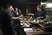 Gordon Ramsay (r.)