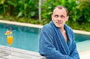 Geschäftsmann Alexander Pachmann (Konstantin Lindhorst) wurde Opfer seines Raubüberfalls. Aber auch sein Lebenslauf ist nicht so sauber, wie er vorgibt. Geschäftsmann Alexander Pachmann (Konstantin Lindhorst) wurde Opfer seines Raubüberfalls. Aber auch sein Lebenslauf ist nicht so sauber, wie er vorgibt.