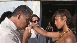 Nicht ahnend, welche Pl&auml;ne sie verfolgt, stellt Greene (Mathieu Amalric, M.) Camille (Olga Kurylenko) General Modrano (Joaquin Cosio) vor, den M&ouml;rder ihrer Familie...