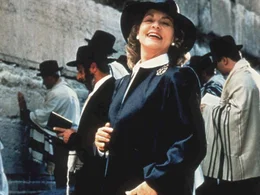 Welche Rolle spielt Lady Westholme (Lauren Bacall) in dem verzwickten Mordfall?