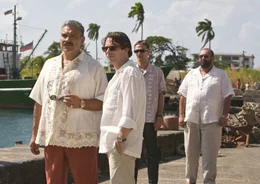 V.l.: General Modrano (Joaquin Cosio), Dominic Greene (Mathieu Amalric), dessen Handlanger Elvis (Anatole Taubman) und Lt. Orso (Jesus Ochoa) treffen sich auf einem Kai in Haiti.  +++ Die Verwendung des sendungsbezogenen Materials ist nur mit dem Hinweis und Verlinkung auf RTL+ gestattet. +++
