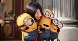 Scarlett Overkill (2.v.l.) umarmt die Minions Stuart (l.), Kevin (2.v.r.) und Bob und gibt sich vor der &Ouml;ffentlichkeit charmant, doch die skrupellose Superschurkin verfolgt in Wirklichkeit nur ihr eigenes Ziel...  +++ Die Verwendung des sendungsbezogenen Materials ist nur mit dem Hinweis und Verlinkung auf RTL+ gestattet. +++