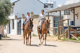 Carmen Reales Ramos (re.) und ihre zehnj&auml;hrige Cousine Silvia (li.) bereiten sich bei einem Ausritt auf die Saca de las Yeguas vor.