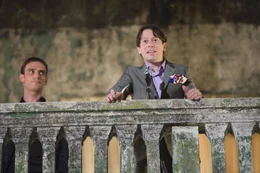 In Begleitung seines Handlangers Elvis (Anatole Taubman, l.) begr&uuml;&szlig;t Dominic Greene (Mathieu Amalric) seine G&auml;ste zu einer gro&szlig;en Spendenparty, bei der er sich als seri&ouml;ser Gesch&auml;ftsmann ausgibt.  +++ Die Verwendung des sendungsbezogenen Materials ist nur mit dem Hinweis und Verlinkung auf RTL+ gestattet. +++