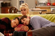 Walden (Ashton Kutcher, r.) und Alan (Jon Cryer, l.) lernen Kathy (Alessandra Torresani, M.) kennen, die Frau, deren Baby sie vielleicht adoptieren k&ouml;nnten ...