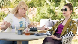 Aus den Konkurrentinnen wird ein eingeschworenes Team, l-r: Rebel Wilson als Penny Rust, Anne Hathaway als Josephine Chesterfield
