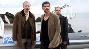 Überraschung am Boot der beiden Mordopfer? Kommissar Dupin (Pasquale Aleardi, Mitte), Inspektor Kadeg (Jan Georg Schütte, re.) und Bürgermeister Antoine Manet (Ludger Pistor, li.) aus Überraschung am Boot der beiden Mordopfer? Kommissar Dupin (Pasquale Aleardi, Mitte), Inspektor Kadeg (Jan Georg Schütte, re.) und Bürgermeister Antoine Manet (Ludger Pistor, li.) aus
