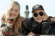Louise (Floriane Eichhorn, l.) und Charlie (Fritzi Eichhorn, r.) haben sich angefreundet, nachdem sie herausgefunden haben, dass sie Zwillingsschwestern sind.