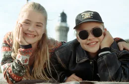 Louise (Floriane Eichhorn, l.) und Charlie (Fritzi Eichhorn, r.) haben sich angefreundet, nachdem sie herausgefunden haben, dass sie Zwillingsschwestern sind.