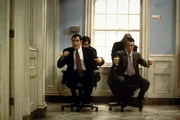 Im B&uuml;ro ist was los: Paul (Richard Kind, l.), Mike (Michael J. Fox, 2.v.l.), Carter (Michael Boatman, 2.v.r.) und Stuart (Alan Ruck, r.) veranstalten ein B&uuml;rostuhl-Wettrennen.