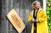 Evi Schnitte (Charlotte Crome) betreibt eine Schreinerei. Evi Schnitte (Charlotte Crome) betreibt eine Schreinerei.