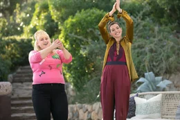 L-R: Penny Rust (Rebel Wilson), Josephine Chesterfield (Anne Hathaway)