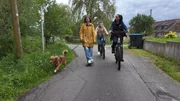 Julia (l.) und Frederik mit Duck Tolling Retriever "Capper" und Trainerin Ellen Marques. Julia (l.) und Frederik mit Duck Tolling Retriever "Capper" und Trainerin Ellen Marques.