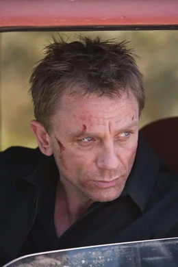 Nachdem er im Kampf ein Mitglied von "Quantum" get&ouml;tet hat, versucht James Bond (Daniel Craig) herauszufinden, welche Pl&auml;ne Greene in Haiti verfolgt.  +++ Die Verwendung des sendungsbezogenen Materials ist nur mit dem Hinweis und Verlinkung auf RTL+ gestattet. +++