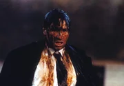 Eine gewaltige Explosion hätte Mulder (David Duchovny) fast das Leben gekostet. Eine gewaltige Explosion hätte Mulder (David Duchovny) fast das Leben gekostet.