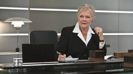 In Bonds Chefin M (Judi Dench) reifen Bef&uuml;rchtungen, dass der von Rachegel&uuml;sten geplagte Bond nicht mehr unter Kontrolle zu bekommen ist.