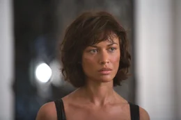 Die sch&ouml;ne Camille (Olga Kurylenko) spielt Bond gegen&uuml;ber nicht mit offenen Karten und verfolgt ihre ganz eigenen Pl&auml;ne.  +++ Die Verwendung des sendungsbezogenen Materials ist nur mit dem Hinweis und Verlinkung auf RTL+ gestattet. +++