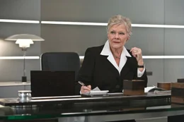 In Bonds Chefin M (Judi Dench) reifen Bef&uuml;rchtungen, dass der von Rachegel&uuml;sten geplagte Bond nicht mehr unter Kontrolle zu bekommen ist.  +++ Die Verwendung des sendungsbezogenen Materials ist nur mit dem Hinweis und Verlinkung auf RTL+ gestattet. +++