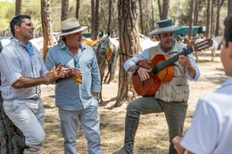 Gesang, Paella und Wein f&uuml;r die Reiter und Reiterinnen im Pinienwald von Almonte