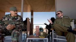 General Modrano (Joaquin Cosio, l.) und der Polizeichef (Fernando Guillen-Cuervo) erwarten Greenes Ankunft, um ihre Pl&auml;ne zu besiegeln.