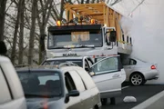 Neumeyer wird hinterm Steuer seines LKW's ohnm&auml;chtig und f&auml;hrt auf ein Stauende zu...