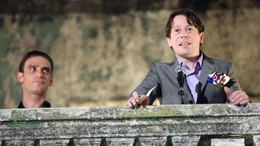 Elvis (Anatole Taubman, li.) und Dominic Greene (Mathieu Amalric)Elvis (Anatole Taubman, li.) und Dominic Greene (Mathieu Amalric)