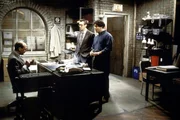 Beim Wettrennen ist ein Stuhl demoliert worden. Stuart (Alan Ruck, M.) und James (Alexander Gaberman, r.) m&uuml;ssen nun bei Walter (Sam Lloyd, l.) um Ersatz bitten.