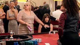 Penny (Rebel Wilson) und Josephine (Anne Hathaway) versuchen ihr Gl&uuml;ck im Casino