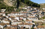 Berat – bekannt als die „Stadt der tausend Fenster“ – beeindruckt mit osmanischer Architektur und historischem Charme. Berat – bekannt als die „Stadt der tausend Fenster“ – beeindruckt mit osmanischer Architektur und historischem Charme.