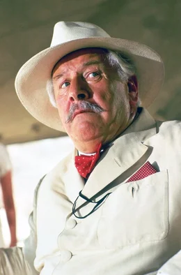 Meisterdetektiv Hercule Poirot (Peter Ustinov) ermittelt nach &bdquo;Tod auf dem Nil&ldquo; erneut in einem Mordfall zwischen antiken Ausgrabungsst&auml;tten.
