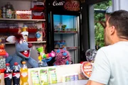 Frau Schwanke, die Kioskbesitzerin, f&uuml;hlt sich inzwischen zu alt f&uuml;r ihren Job und verkauft ihren Laden. Ausgerechnet an Woozle. Sein Plan: Gemeinsam mit dem Meerwoozchen Dinge verkaufen und nebenbei kostenlos S&uuml;&szlig;igkeiten futtern. Re.: Sim&oacute;n (Sim&oacute;n Albers)