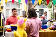 Sim&oacute;n (Sim&oacute;n Albers) und Cleo (Davina Donaldson) verkaufen auf dem Hof-Flohmarkt.