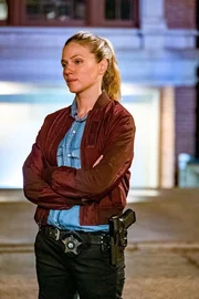 Hailey Upton (Tracy Spiridakos)