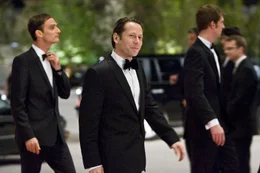 Dominic Greene (Mathieu Amalric, M.) ist mit seinem Handlanger Elvis (Anatole Taubman, l.) in Bregenz angekommen, um hier eine Opernauff&uuml;hrung zu besuchen. Doch Bond ist ihm bereits auf den Fersen.  +++ Die Verwendung des sendungsbezogenen Materials ist nur mit dem Hinweis und Verlinkung auf RTL+ gestattet. +++