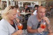 Corinne und Ralf Waldburger bei einem Drink