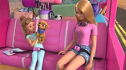 Stacie und Barbie im Auto.  +++