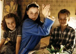 Anton (Max Felder) hat immer vermieden, P&uuml;nktchen (Elea Geissler) in die kleine Wohnung seiner Mutter mitzunehmen. Aber Frau Gast (Meret Becker) zaubert den Kindern wunderbare Schattenspiele an die Wand, ein Gl&uuml;ckserlebnis, das P&uuml;nktchen von ihrem Zuhause nicht kennt.