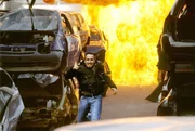 Als Sarah sich in Sicherheit gebracht hat, liefern sich Semir (Erdogan Atalay) und Kr&uuml;ger sich eine Schie&szlig;erei, in deren Folge der Schrottplatz in die Luft fliegt.