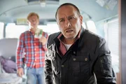 Paul (Daniel Roesner, l.) und Semir (Erdogan Atalay) durchsuchen Hartmuts Wohnmobil und versuchen herauszubekommen, warum er den Einbruch begangen hat.